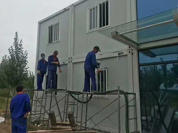 輕鋼房屋別墅聚氨酯保溫效果如何 小型噴涂機(圖1) 輕鋼房屋別墅聚氨酯保溫噴涂