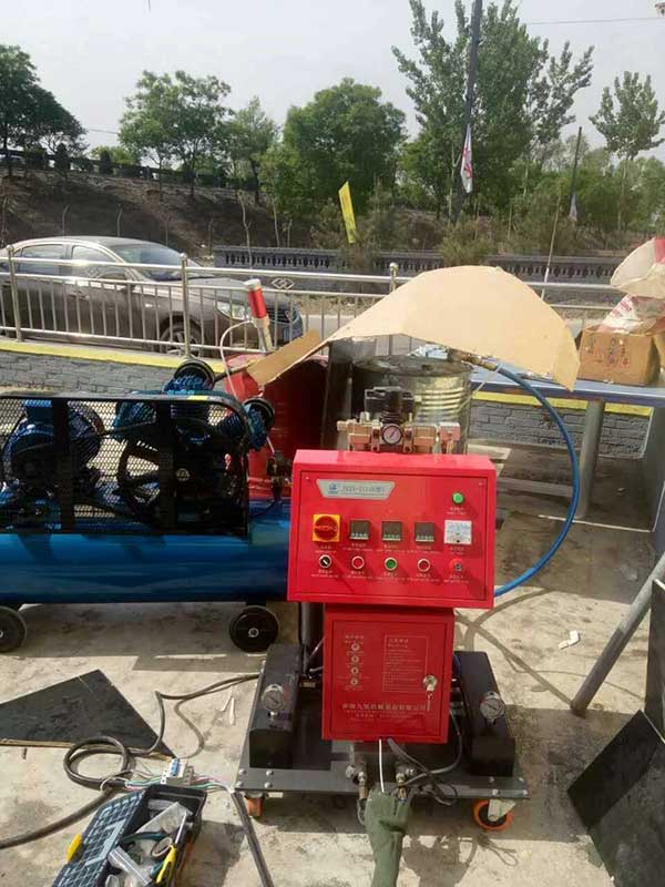 啤酒罐聚氨酯發(fā)泡填充夾層 澆注噴涂機(jī)(圖2) 啤酒罐聚氨酯發(fā)泡填充夾層澆注噴涂機(jī)